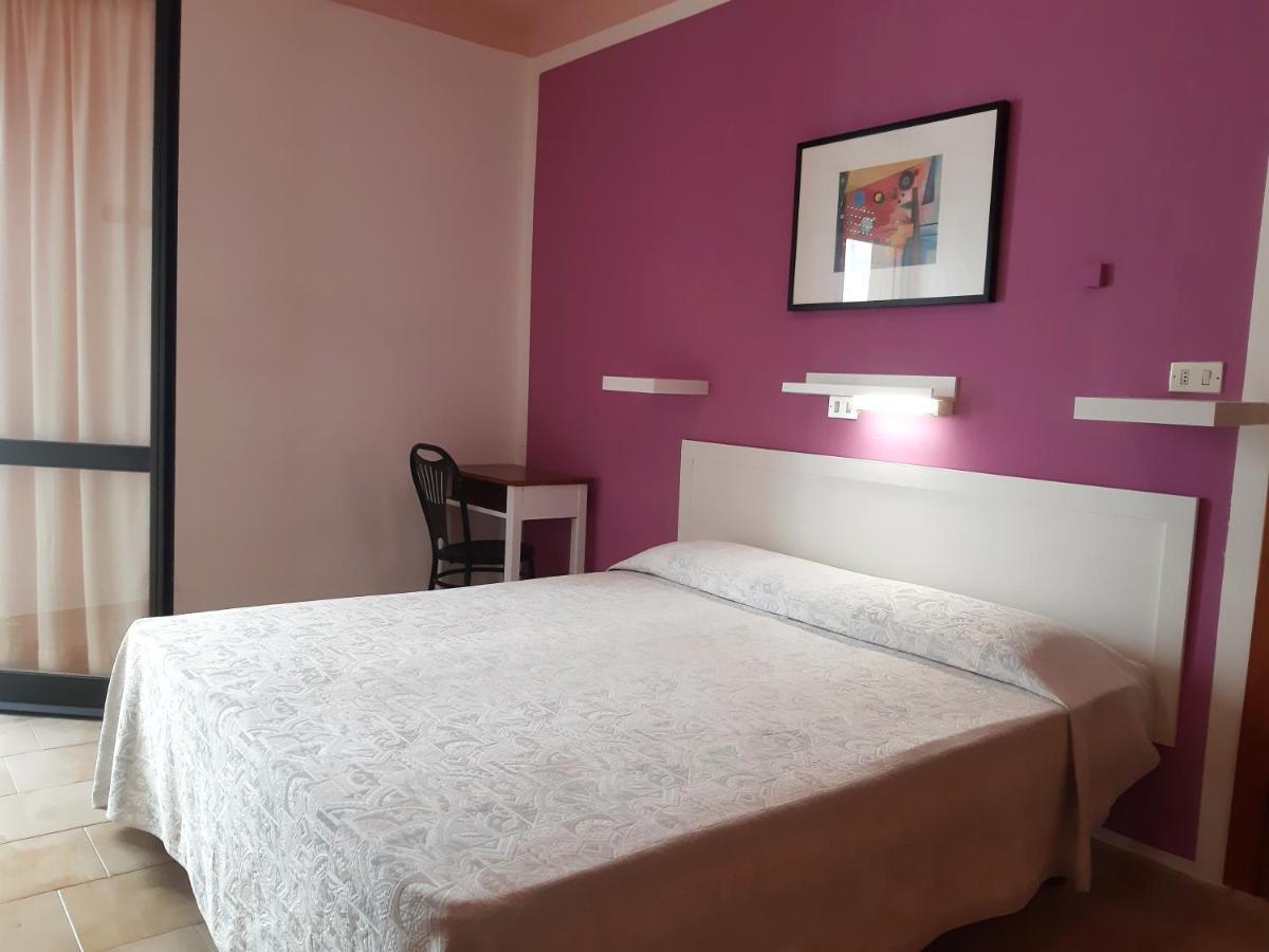 Hotel Zenith Римини Екстериор снимка