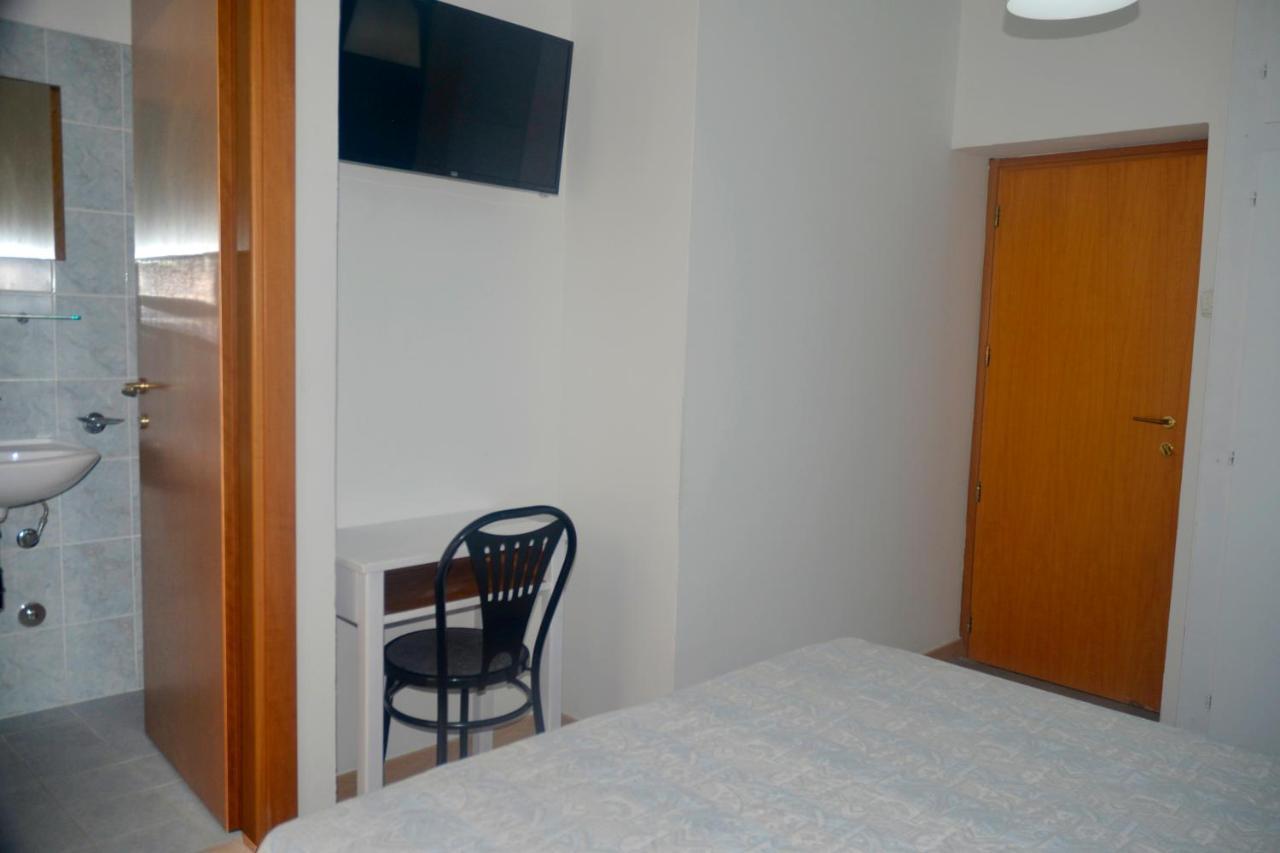 Hotel Zenith Римини Екстериор снимка