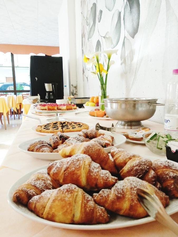 Hotel Zenith Римини Екстериор снимка