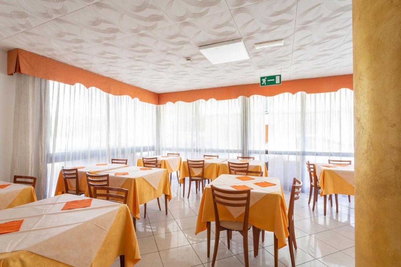 Hotel Zenith Римини Екстериор снимка