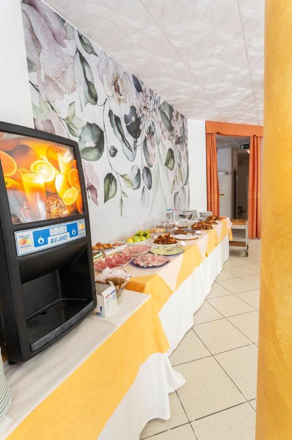 Hotel Zenith Римини Екстериор снимка