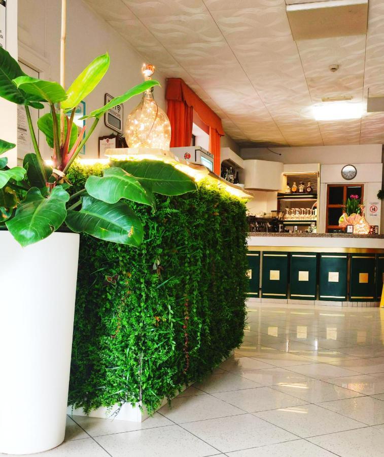 Hotel Zenith Римини Екстериор снимка