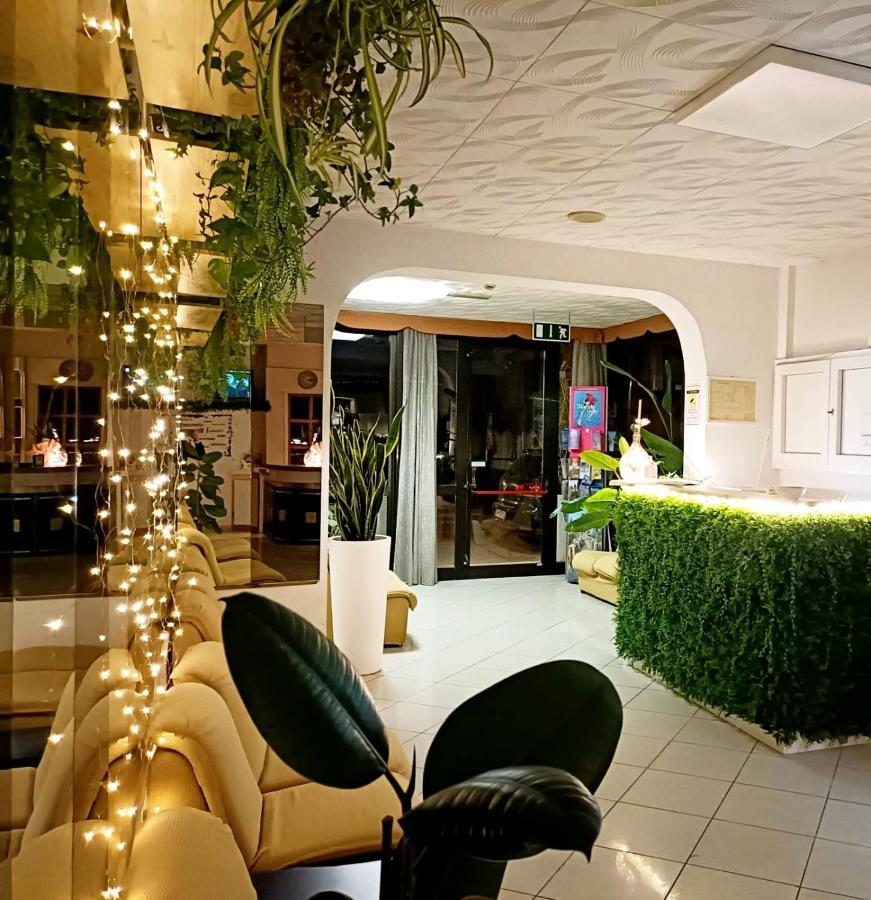 Hotel Zenith Римини Екстериор снимка