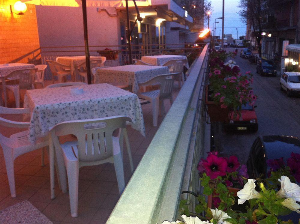 Hotel Zenith Римини Екстериор снимка