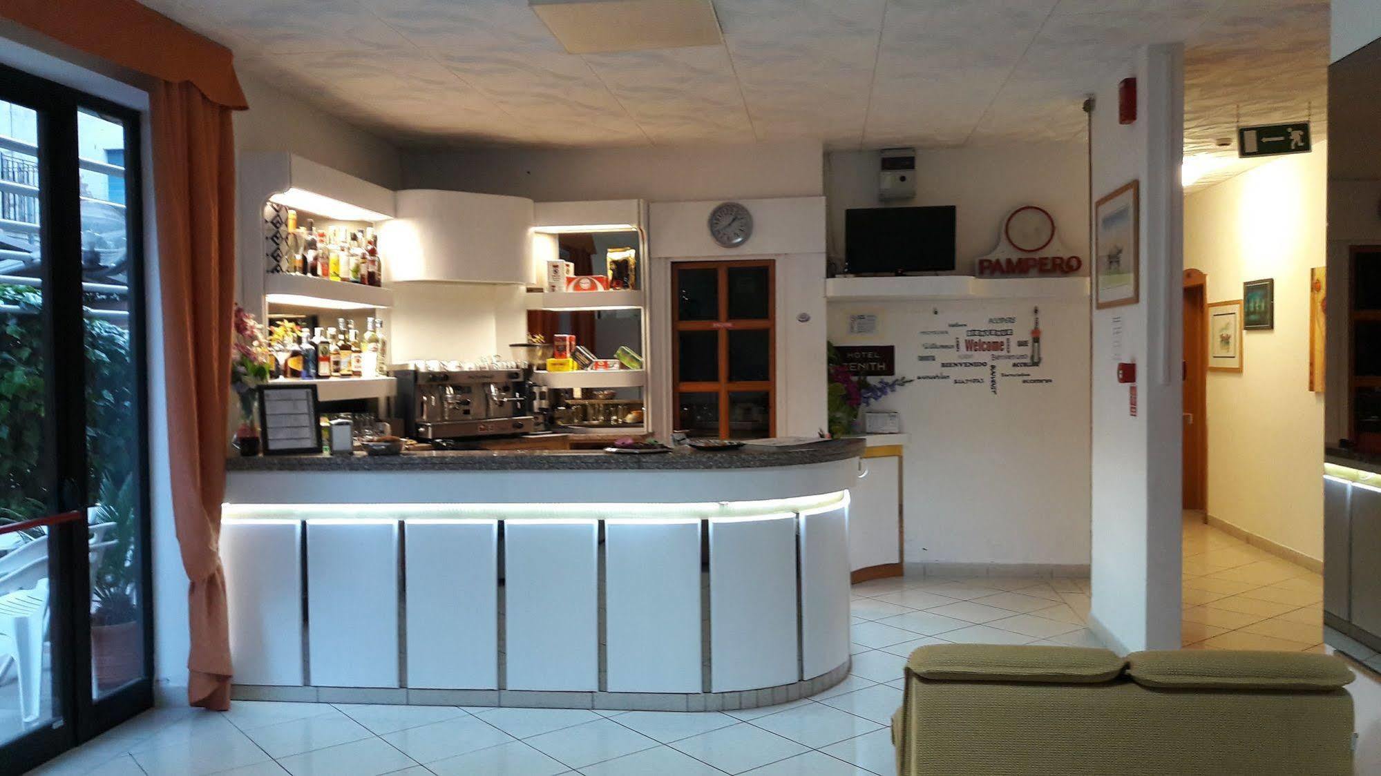 Hotel Zenith Римини Екстериор снимка