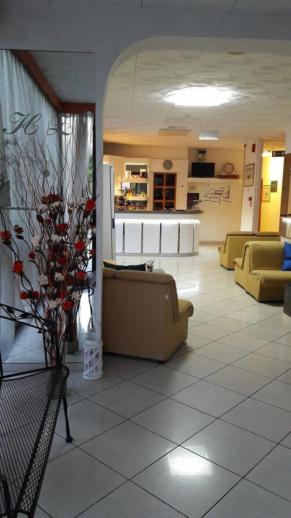 Hotel Zenith Римини Екстериор снимка